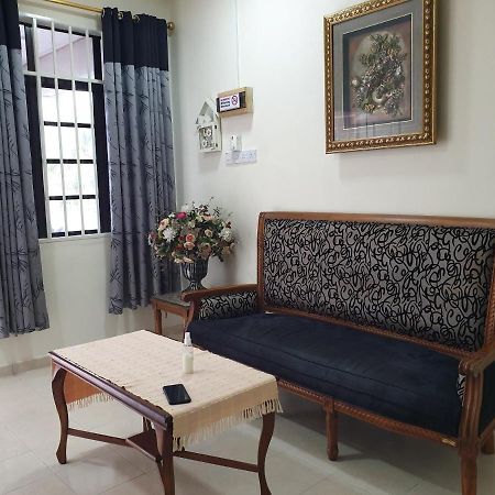 Auni & Auji Homestay Kemaman Chukai Exterior foto