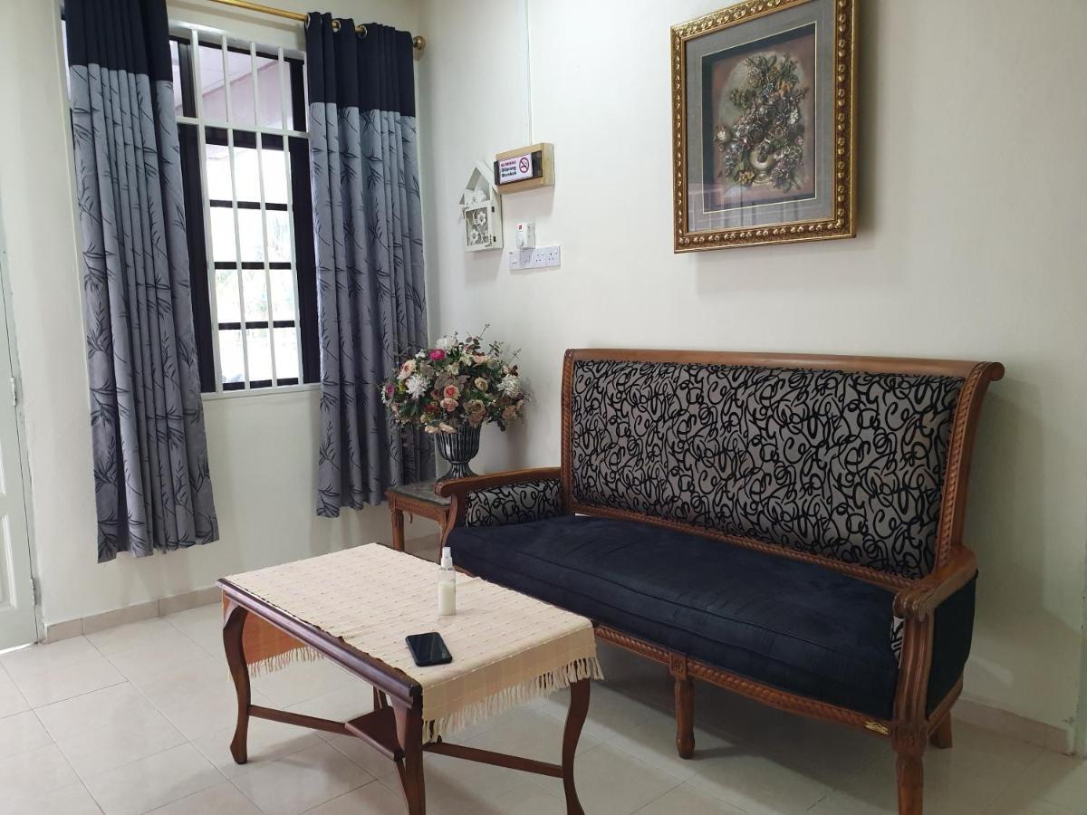Auni & Auji Homestay Kemaman Chukai Exterior foto