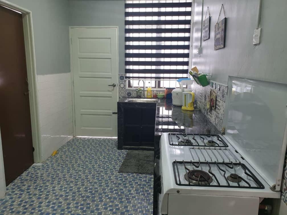 Auni & Auji Homestay Kemaman Chukai Exterior foto