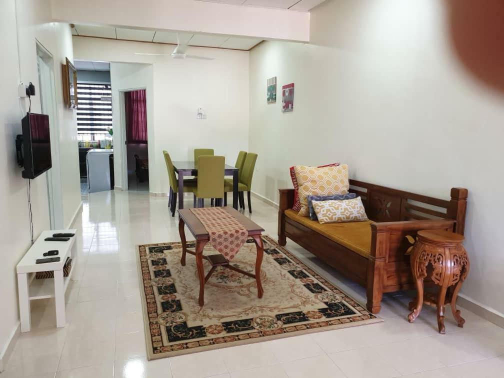 Auni & Auji Homestay Kemaman Chukai Exterior foto